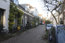 909320 Gezicht in de Kapelstraat te Utrecht, met de huizen Kapelstraat 82 (links) -hoger.